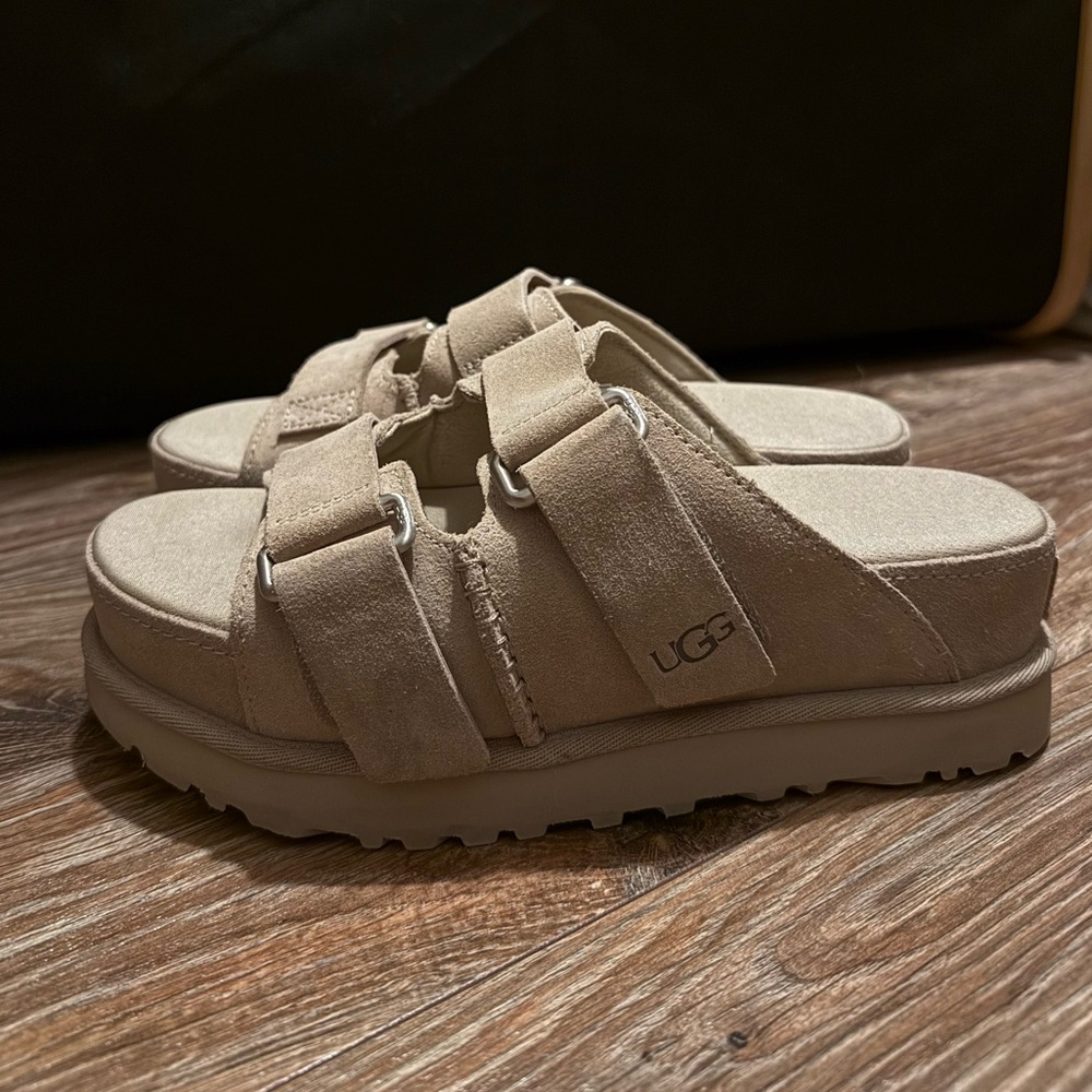 UGG Women’s Goldenstar Hi Slide - Sand